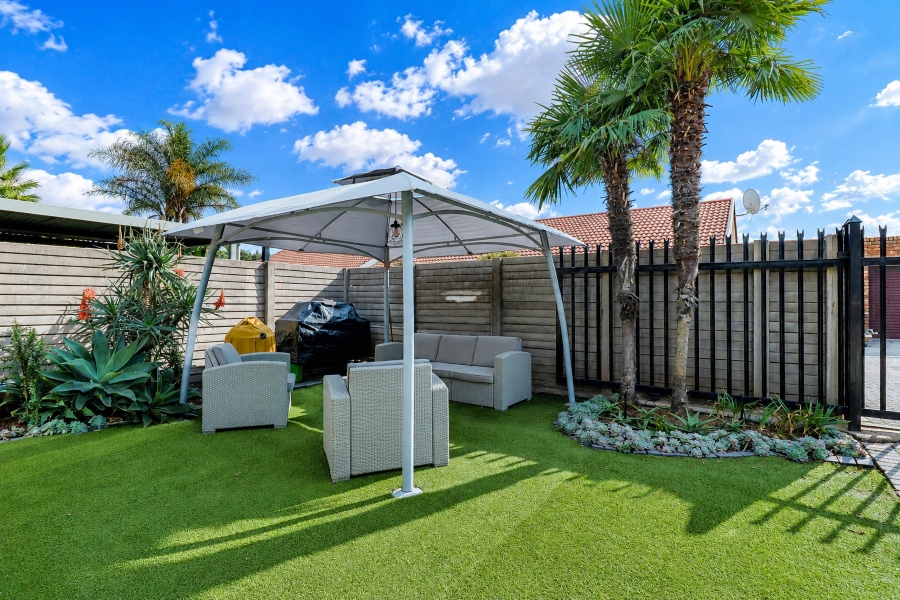 2 Bedroom Property for Sale in Pierre Van Ryneveld Gauteng