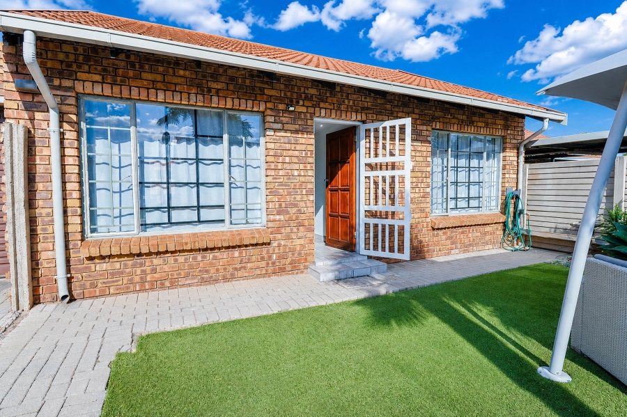 2 Bedroom Property for Sale in Pierre Van Ryneveld Gauteng