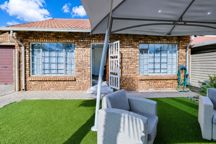 2 Bedroom Property for Sale in Pierre Van Ryneveld Gauteng