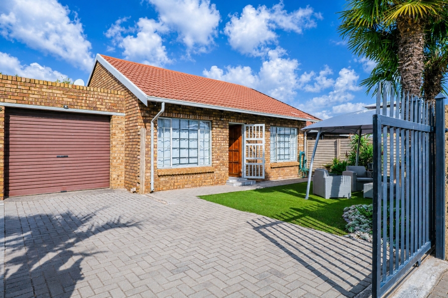 2 Bedroom Property for Sale in Pierre Van Ryneveld Gauteng