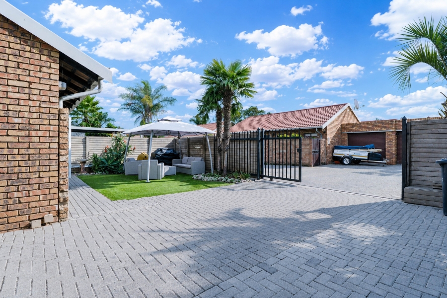 2 Bedroom Property for Sale in Pierre Van Ryneveld Gauteng