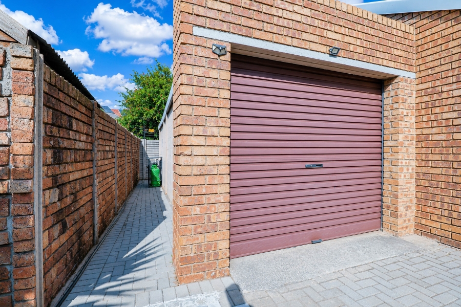 2 Bedroom Property for Sale in Pierre Van Ryneveld Gauteng