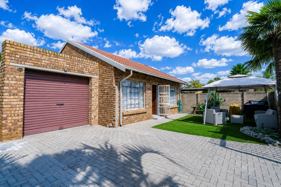 2 Bedroom Property for Sale in Pierre Van Ryneveld Gauteng