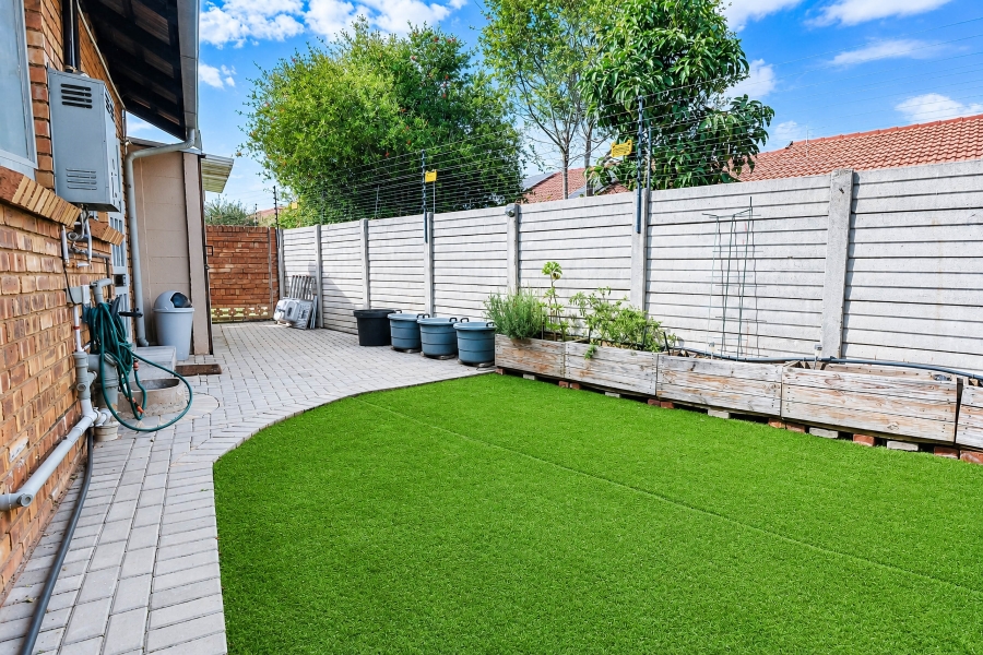 2 Bedroom Property for Sale in Pierre Van Ryneveld Gauteng