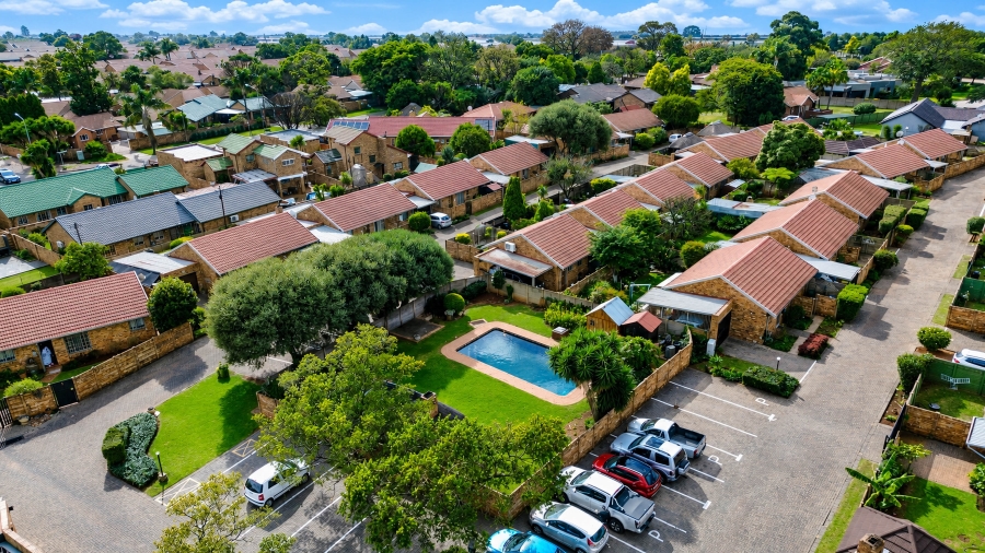 2 Bedroom Property for Sale in Pierre Van Ryneveld Gauteng
