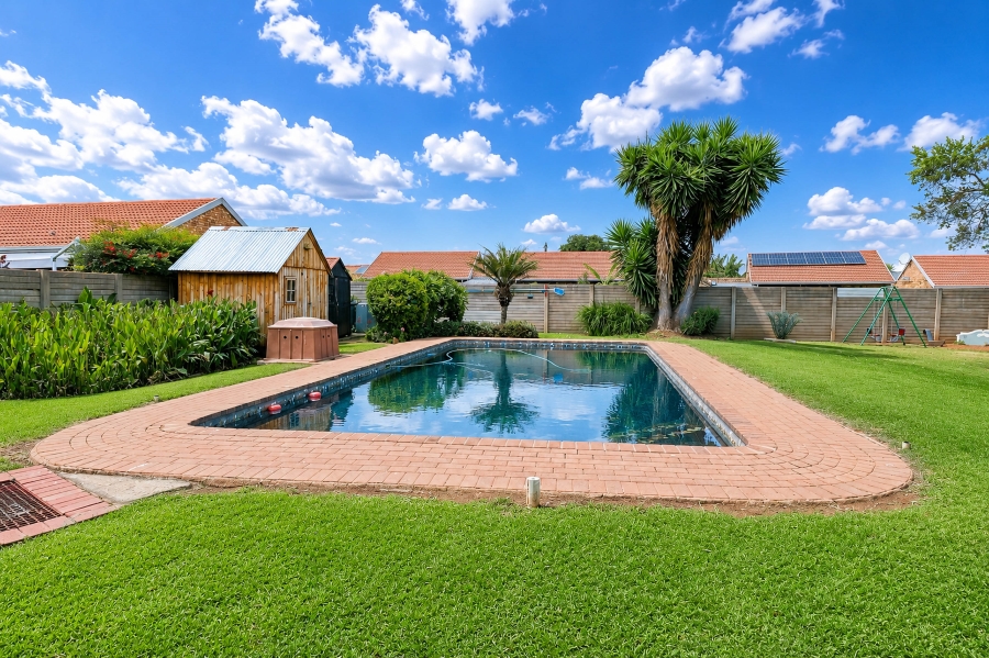 2 Bedroom Property for Sale in Pierre Van Ryneveld Gauteng