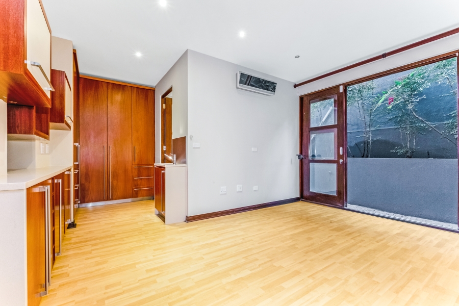 To Let 5 Bedroom Property for Rent in Benmore Gardens Gauteng