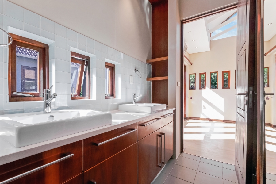 To Let 5 Bedroom Property for Rent in Benmore Gardens Gauteng