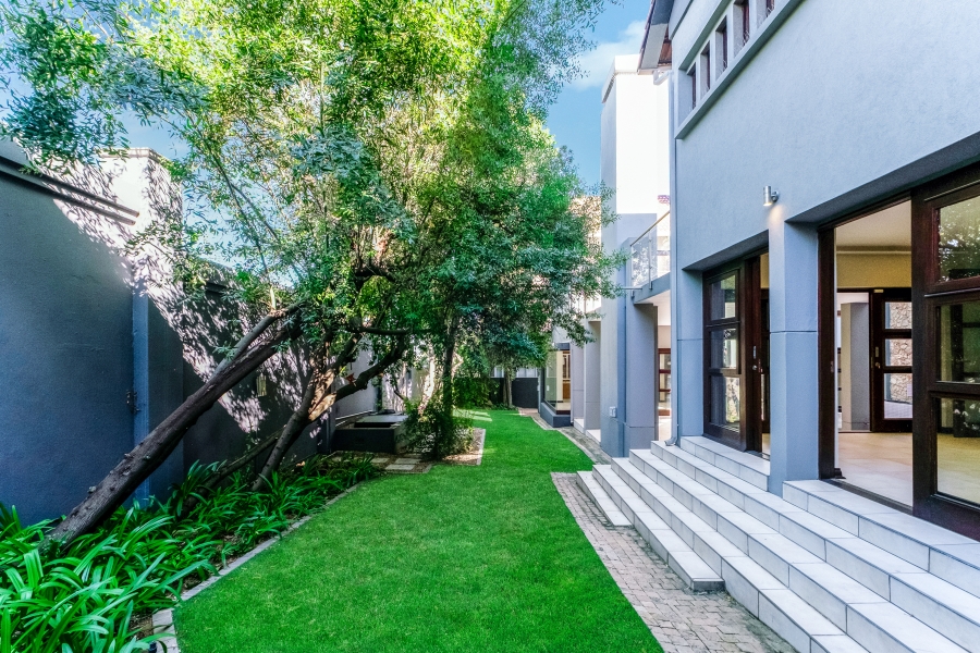 To Let 5 Bedroom Property for Rent in Benmore Gardens Gauteng
