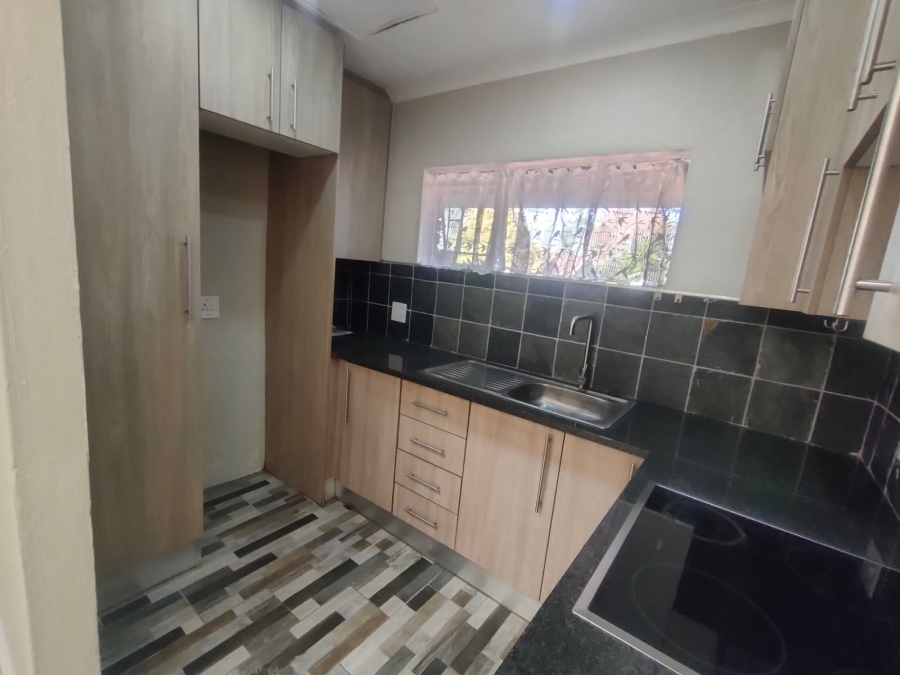 To Let 1 Bedroom Property for Rent in Linden Gauteng