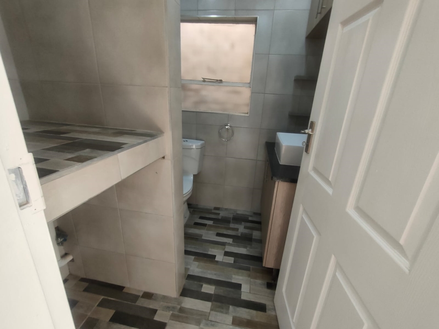 To Let 1 Bedroom Property for Rent in Linden Gauteng