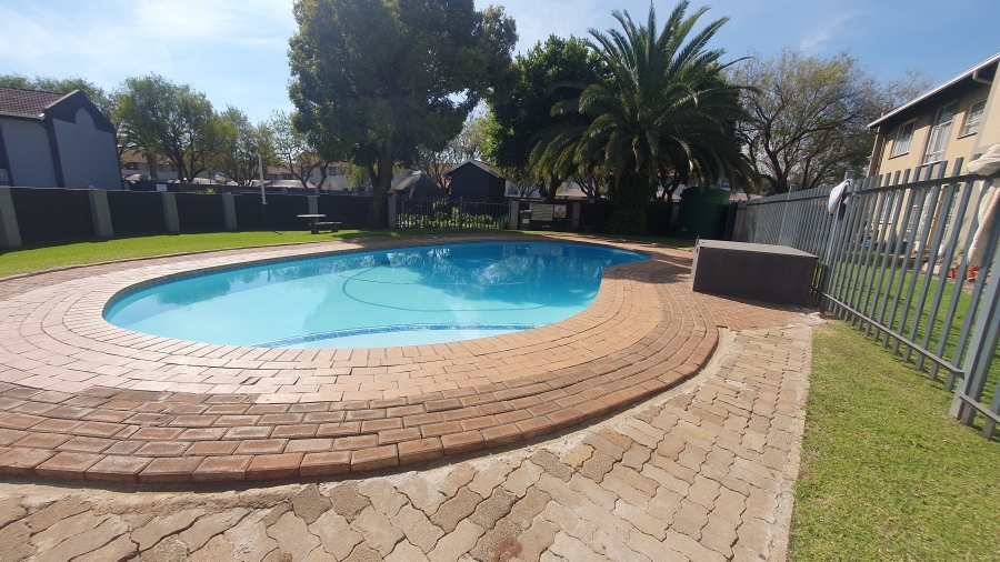 2 Bedroom Property for Sale in Verwoerdpark Gauteng
