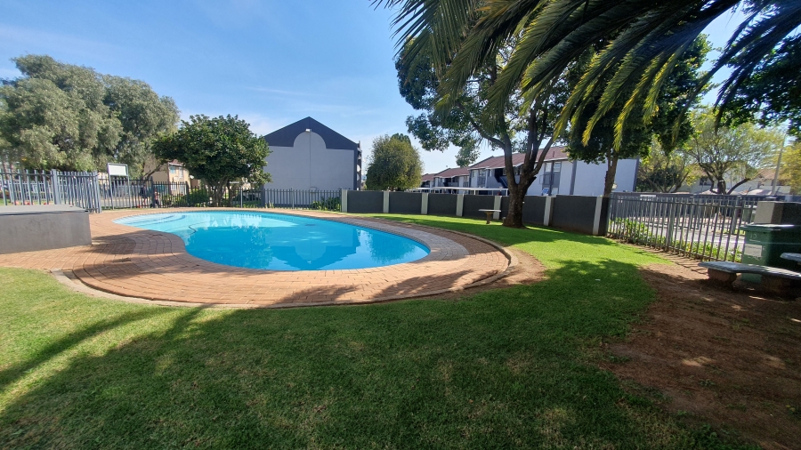 2 Bedroom Property for Sale in Verwoerdpark Gauteng