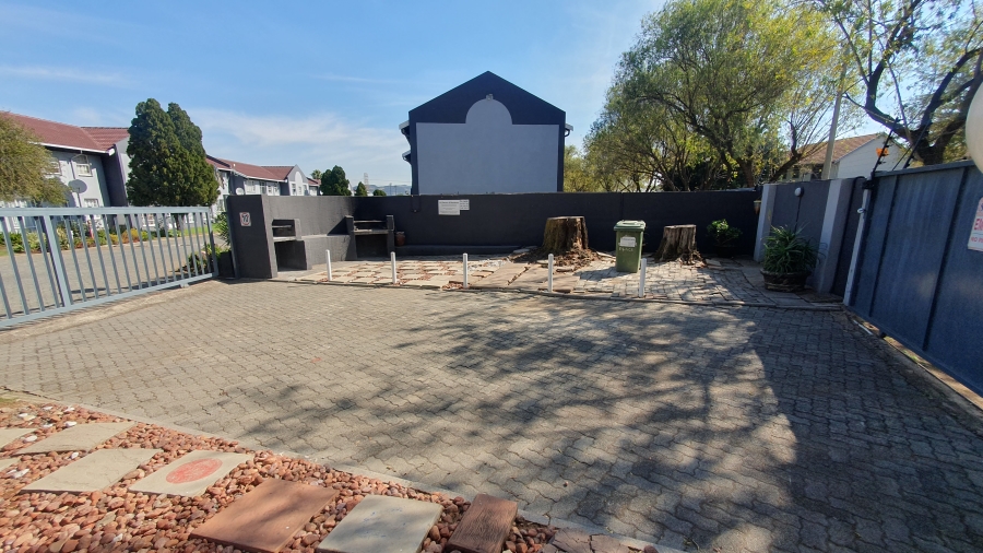 2 Bedroom Property for Sale in Verwoerdpark Gauteng
