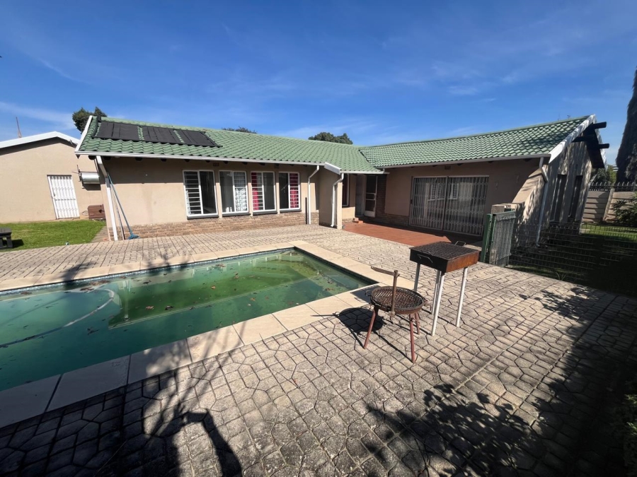 4 Bedroom Property for Sale in Verwoerdpark Gauteng