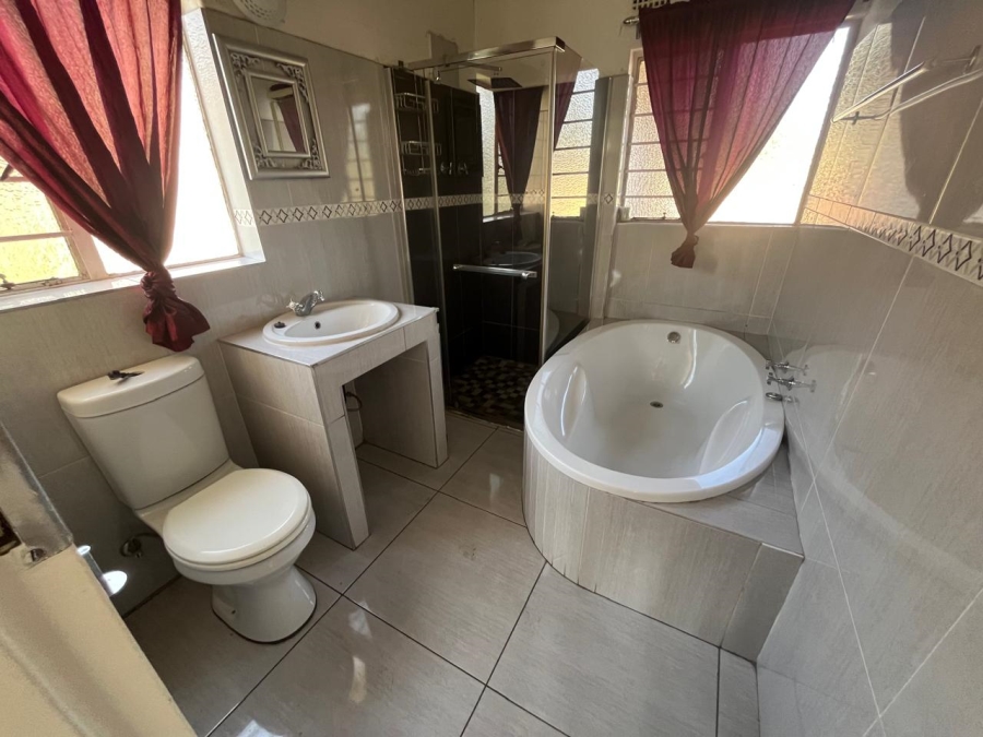 4 Bedroom Property for Sale in Verwoerdpark Gauteng