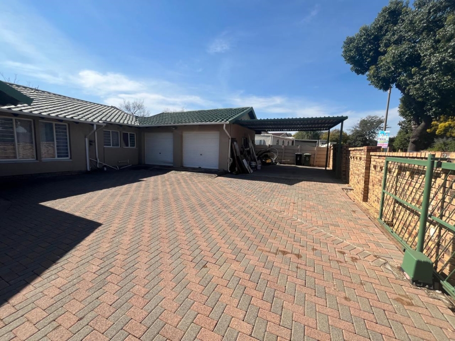 4 Bedroom Property for Sale in Verwoerdpark Gauteng