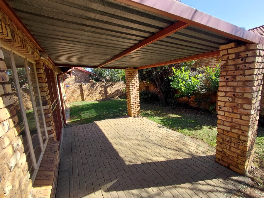 2 Bedroom Property for Sale in Elardus Park Gauteng