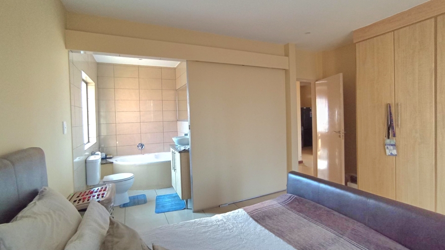 2 Bedroom Property for Sale in Rooihuiskraal North Gauteng