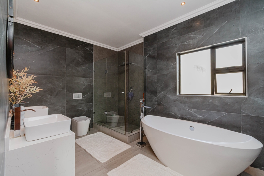 5 Bedroom Property for Sale in Beverley Gauteng