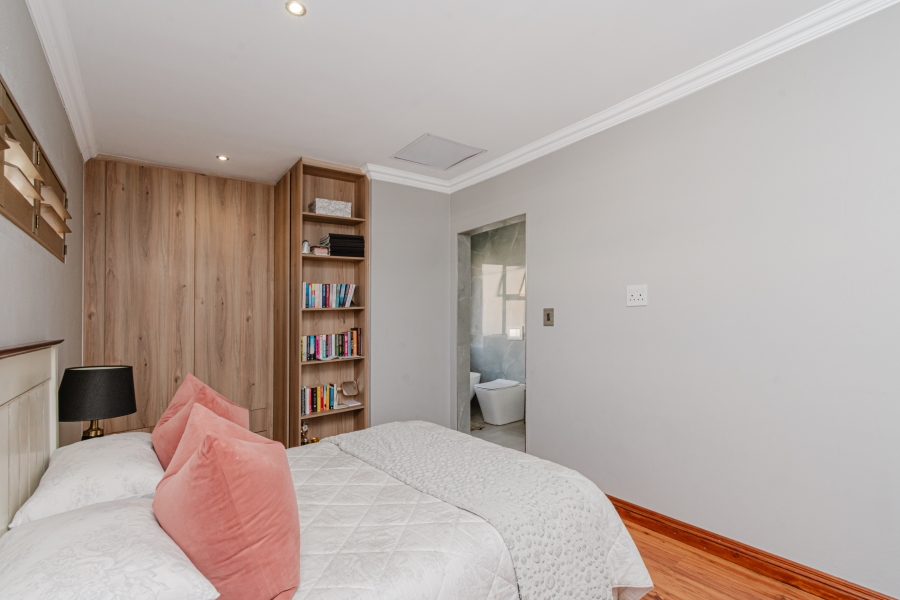 5 Bedroom Property for Sale in Beverley Gauteng