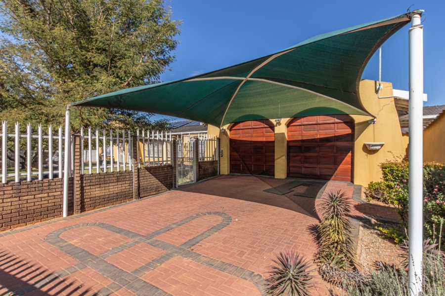 4 Bedroom Property for Sale in Helikonpark Gauteng