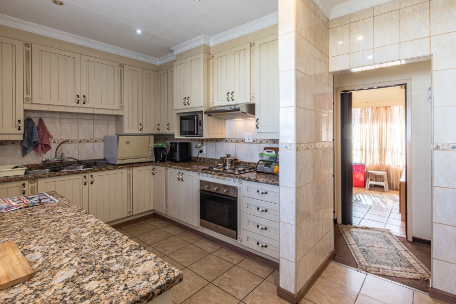 4 Bedroom Property for Sale in Helikonpark Gauteng
