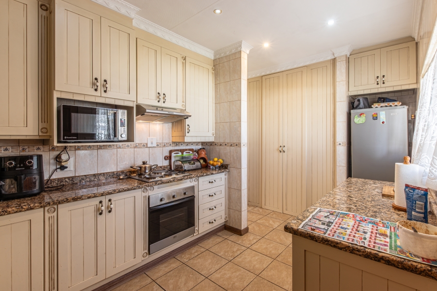 4 Bedroom Property for Sale in Helikonpark Gauteng