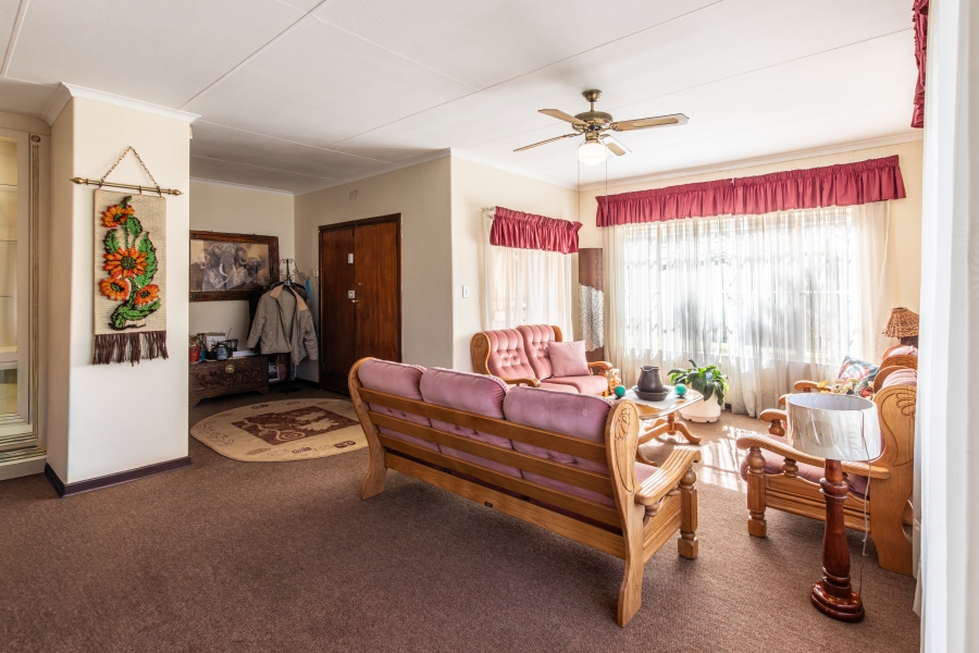 4 Bedroom Property for Sale in Helikonpark Gauteng