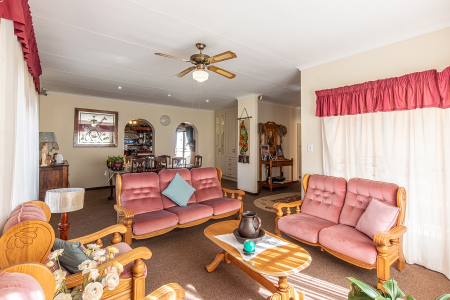 4 Bedroom Property for Sale in Helikonpark Gauteng