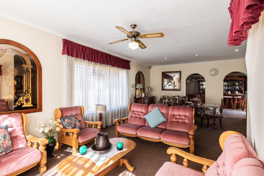 4 Bedroom Property for Sale in Helikonpark Gauteng