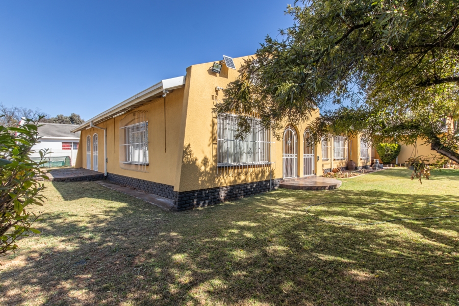 4 Bedroom Property for Sale in Helikonpark Gauteng