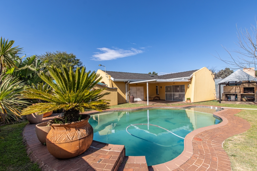 4 Bedroom Property for Sale in Helikonpark Gauteng