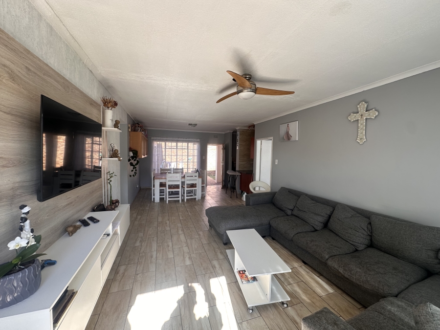 To Let 3 Bedroom Property for Rent in Florida Lake Gauteng