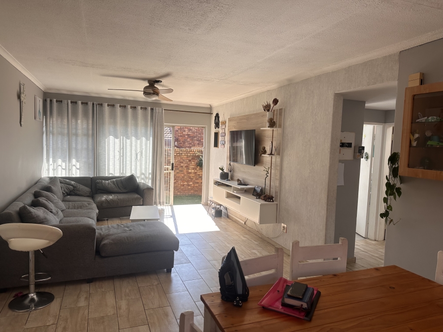 To Let 3 Bedroom Property for Rent in Florida Lake Gauteng