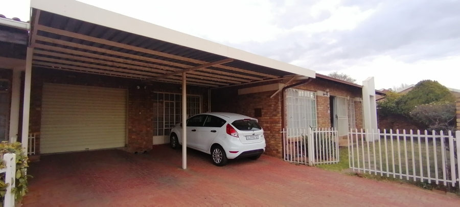 To Let 3 Bedroom Property for Rent in Florida Lake Gauteng