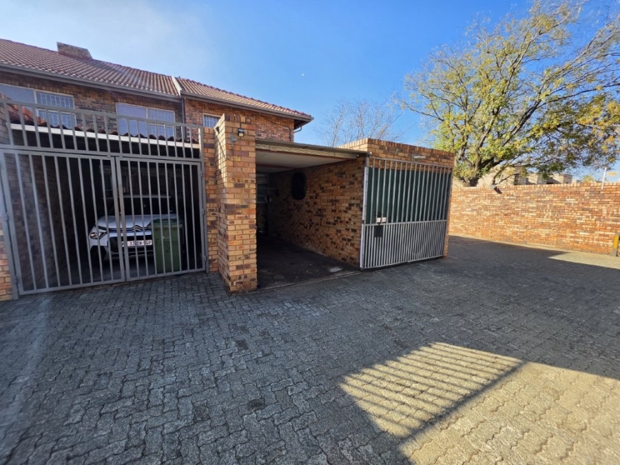 2 Bedroom Property for Sale in New Redruth Gauteng