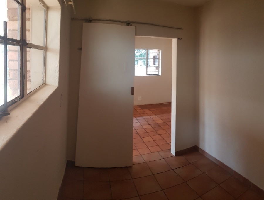 To Let 2 Bedroom Property for Rent in Waverley Gauteng