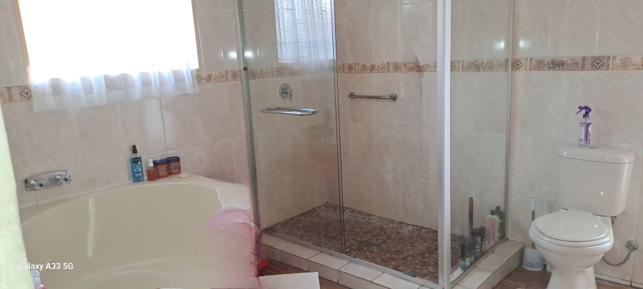 4 Bedroom Property for Sale in Lodeyko Gauteng