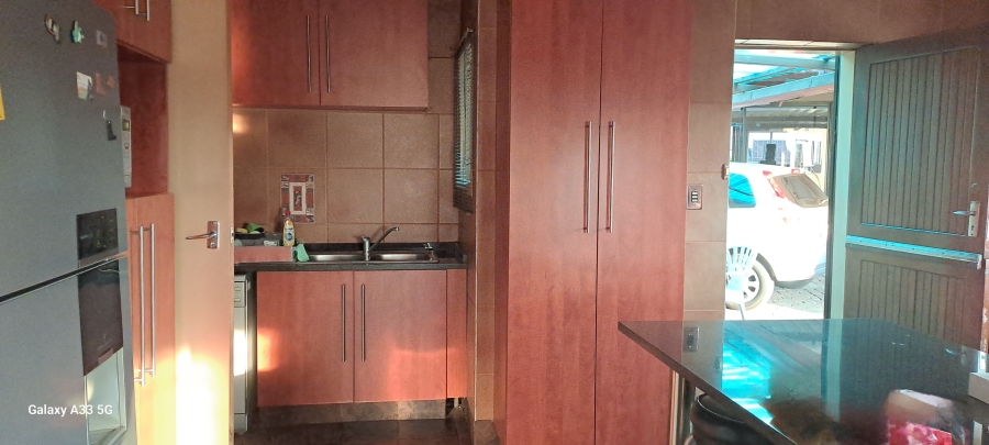 4 Bedroom Property for Sale in Lodeyko Gauteng