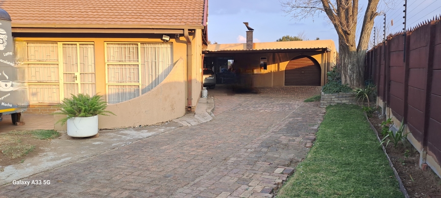 4 Bedroom Property for Sale in Lodeyko Gauteng