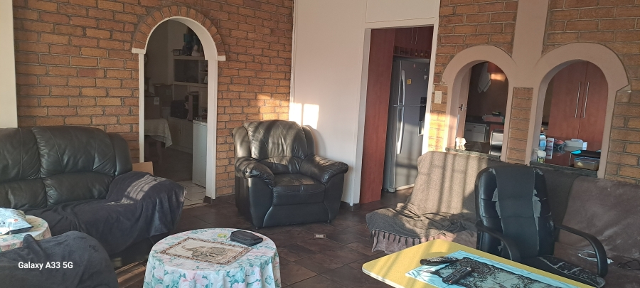 4 Bedroom Property for Sale in Lodeyko Gauteng