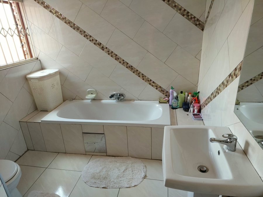 7 Bedroom Property for Sale in Amandasig Gauteng