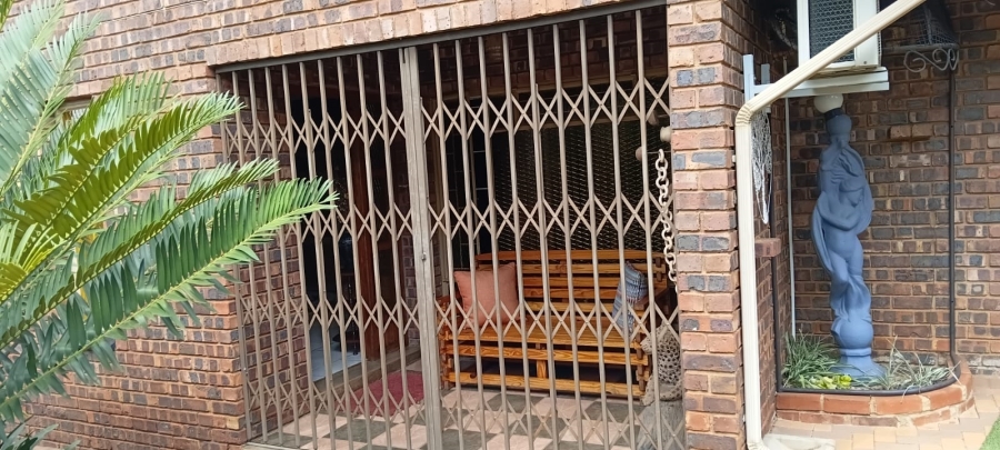 4 Bedroom Property for Sale in Dorandia Gauteng