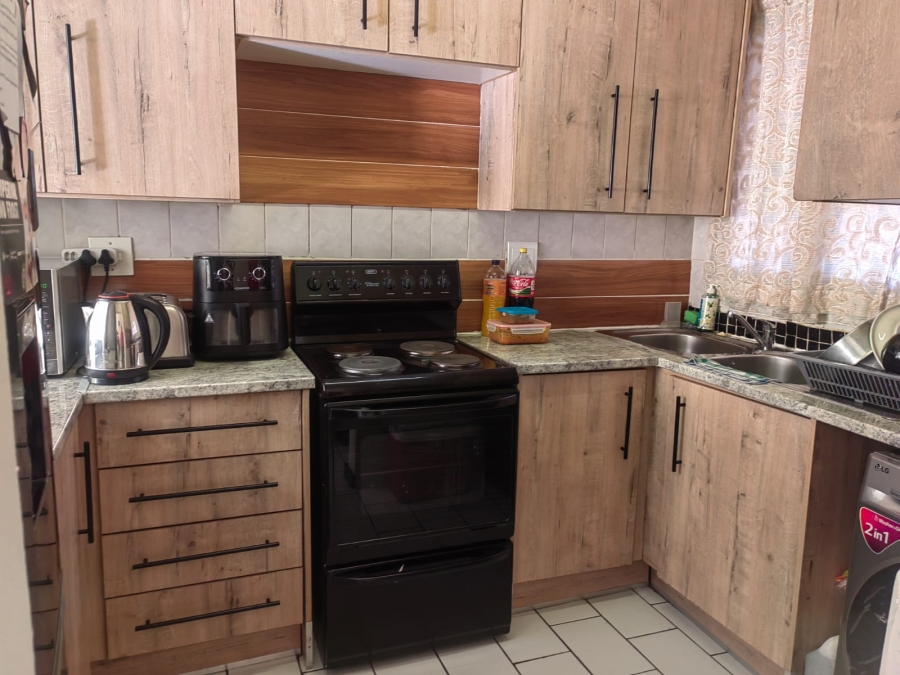 2 Bedroom Property for Sale in Vorna Valley Gauteng