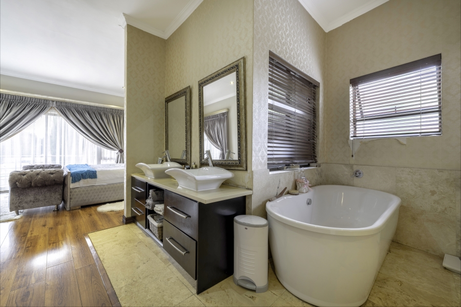 4 Bedroom Property for Sale in Crescent Wood Country Estate Gauteng
