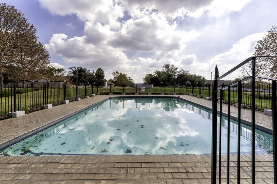 4 Bedroom Property for Sale in Crescent Wood Country Estate Gauteng