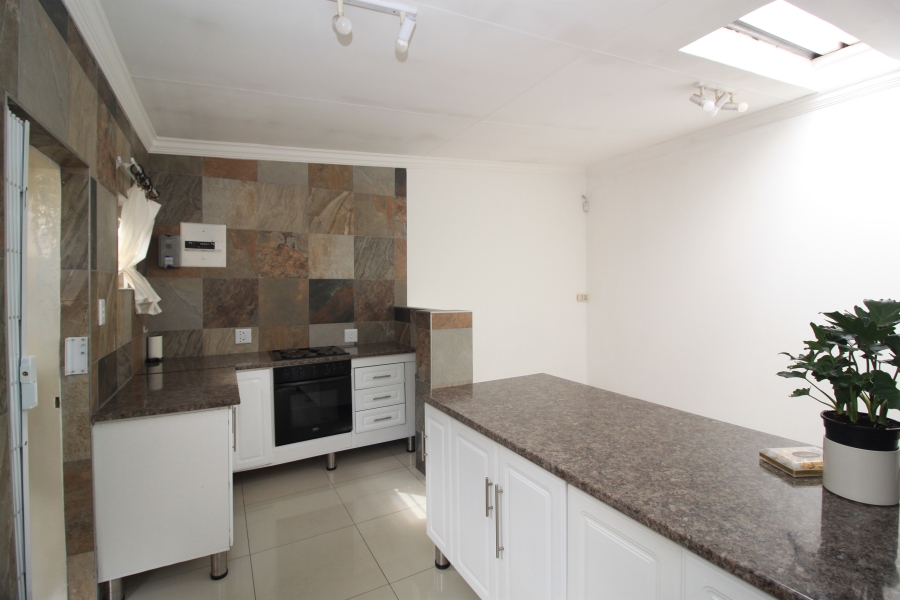 To Let 1 Bedroom Property for Rent in Highlands North Gauteng
