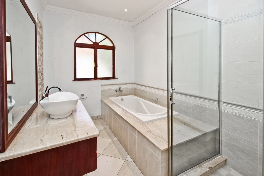 To Let 4 Bedroom Property for Rent in Sandown Gauteng