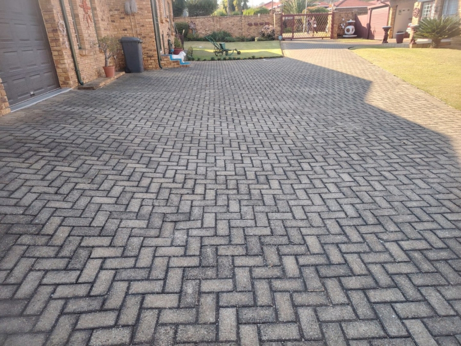 3 Bedroom Property for Sale in Greenhills Gauteng